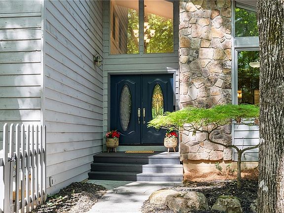 3rd image of 115 Lakeview Rdg E