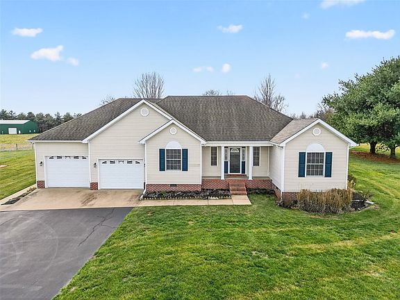 3rd image of 123 Shaker Ridge Ln