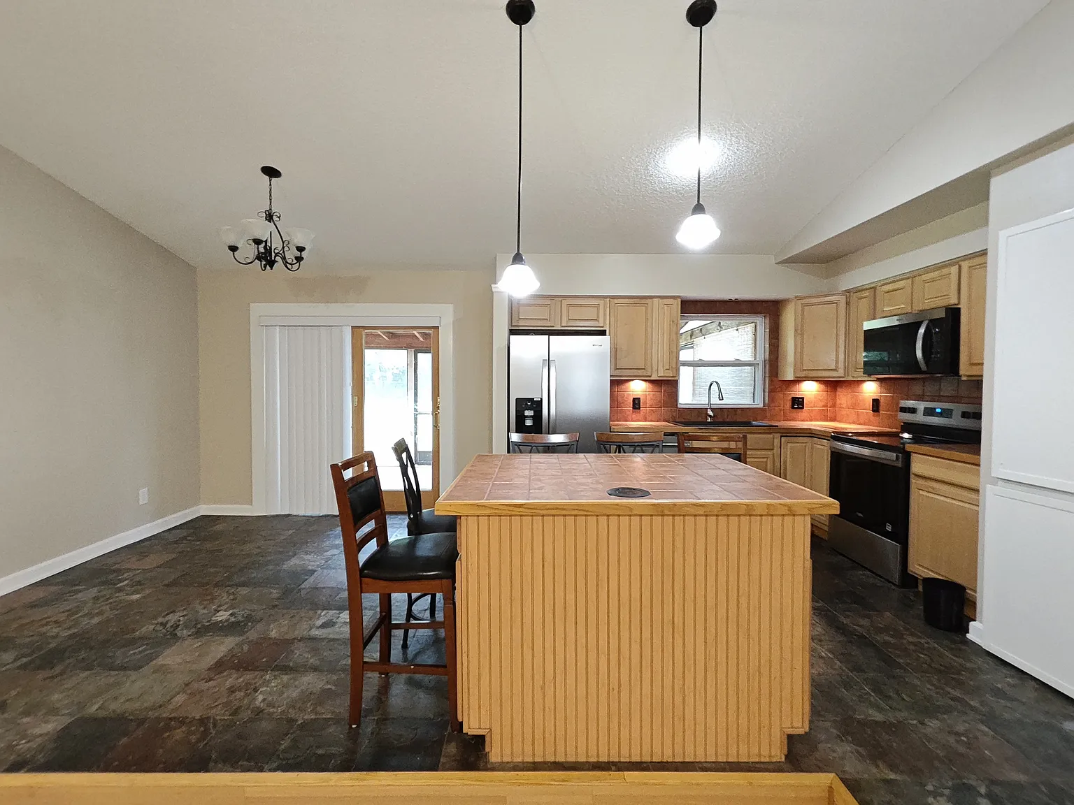 3 bed, 1284 sqft, $2,695 — Photo 3