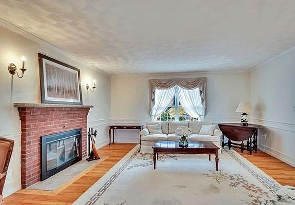 4th image of 29 Fairway Dr