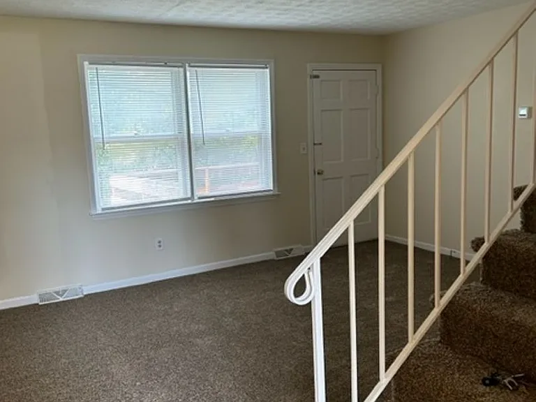 481 Woodview Dr — Photo 3
