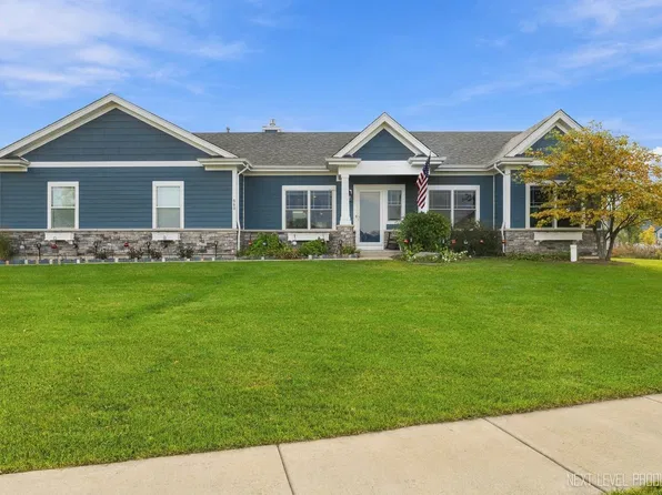 560 N Oak St, Hinckley, IL 60520