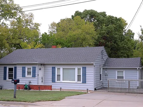 202 NE 76th Ter, Gladstone, MO 64118