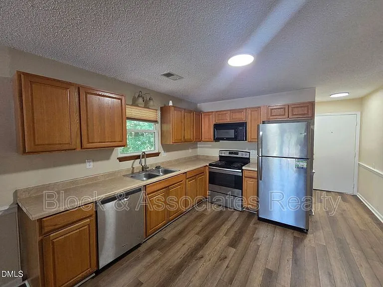 906 W Chatham St — Photo 3