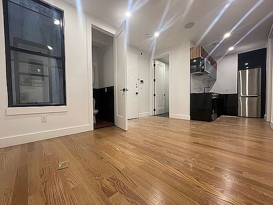 3rd image of 621 E 6th St APT 2