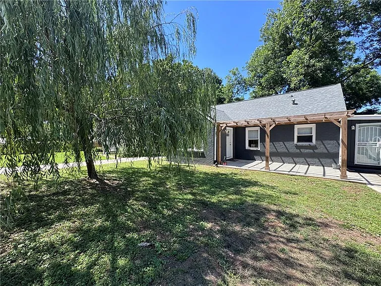 2450 Lynn Iris Dr — Photo 2
