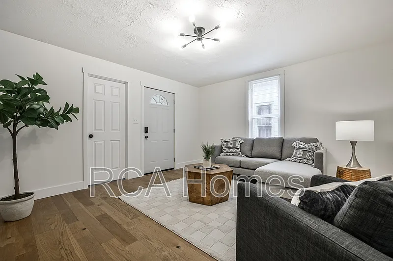 2 bed, 2.0 bath, 925 sqft, $1,500 — Photo 2