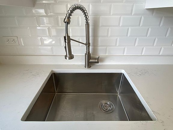 5th image of 3331 N Whipple St #1