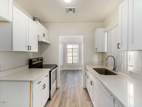 3rd image of 322 N 17TH Drive
