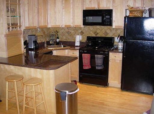 4th image of 2044 N Sheffield Ave #G