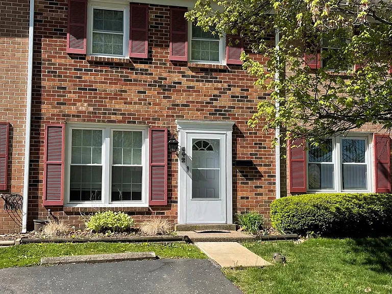 542 Newbury Ct — Photo 2