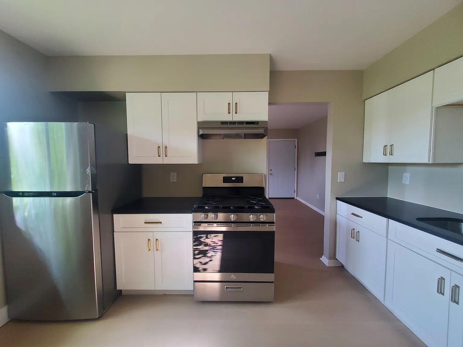 3 bed, 1.5 bath, 950 sqft, $1,350 — Photo 4