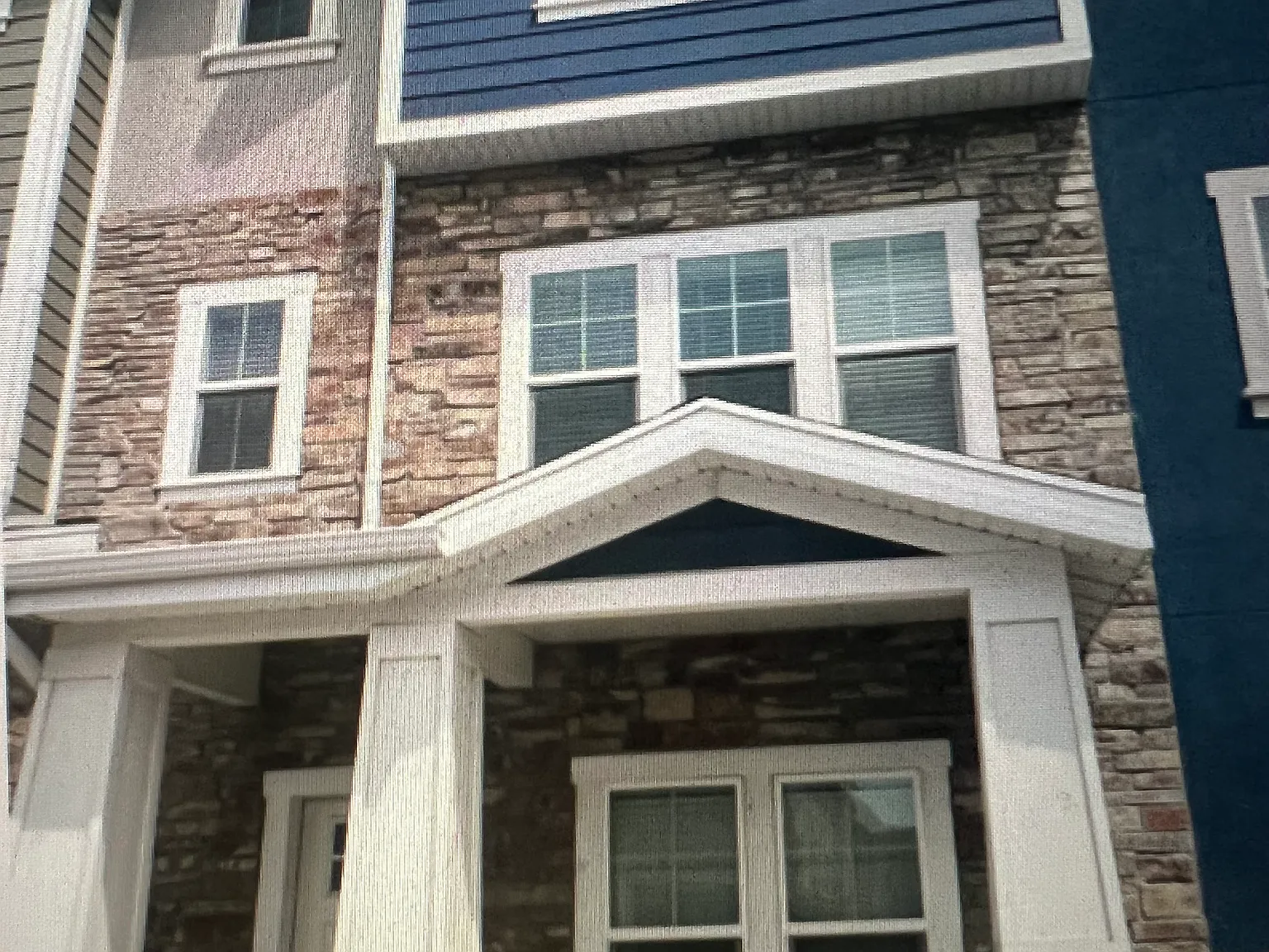 4 bed, 2228 sqft, $2,500 — Photo 2