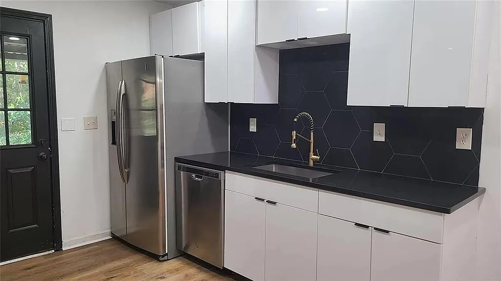 2 bed, 2.0 bath, 2132 sqft, $1,999 — Photo 3