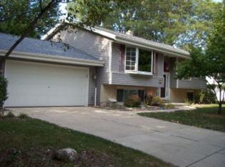 1020 Green Valley Dr, Waukesha, WI 53189
