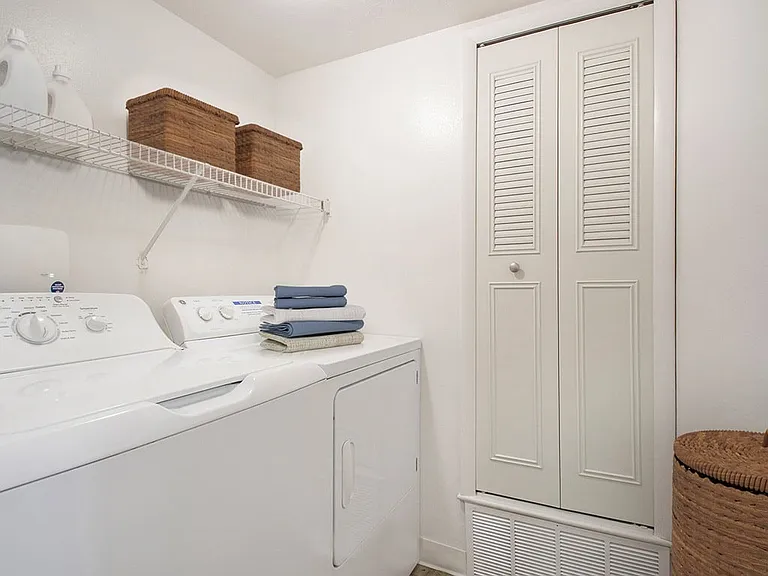 Autumn Lakes Apartments and Townhomes — Photo 10