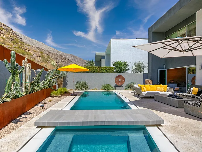 Sitting bridge between the pool and spa.