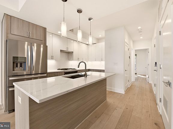 5th image of 1023 16th St NE #B