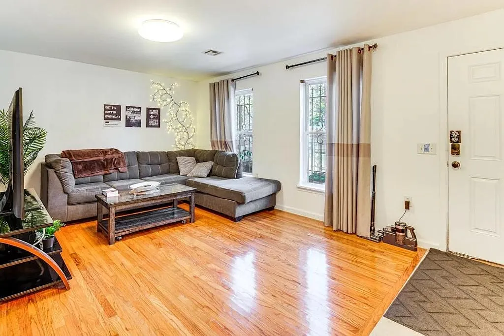3 bed, 2.0 bath, 1300 sqft, $3,500 — Photo 4