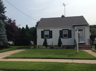 1056 N 6th St, New Hyde Park, NY 11040