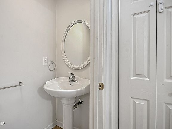 4th image of 2420 Volunteer Pkwy APT 42