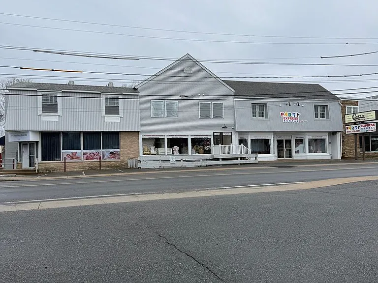 235-239 Barnstable Rd — Photo 4