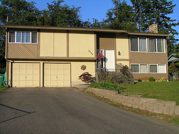 Large home with Moutnain views that backs to greenspace