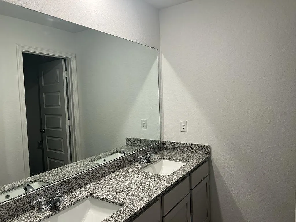 5 bed, 4.0 bath, 2409 sqft, $3,200 — Photo 2