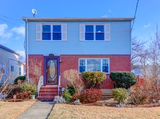 8455 264th St, Floral Park, NY 11001