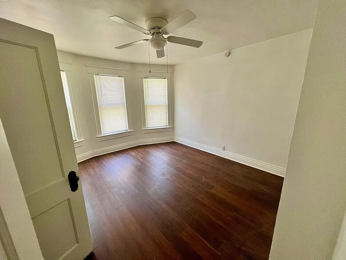 3 bed, 2200 sqft, $2,200 — Photo 3