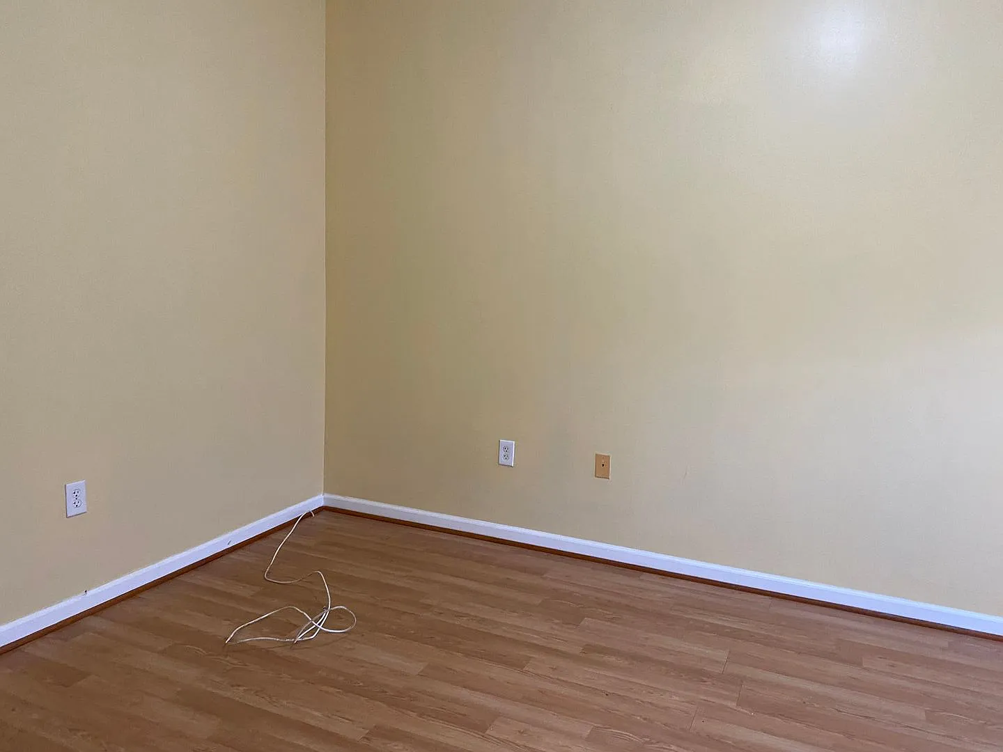 Spacious Rooms! Hardwood Flooring Throughout! A/C! W/D Hook-Up! — Photo 4