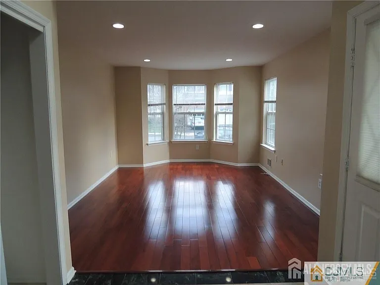 107 Amy Dr — Photo 2