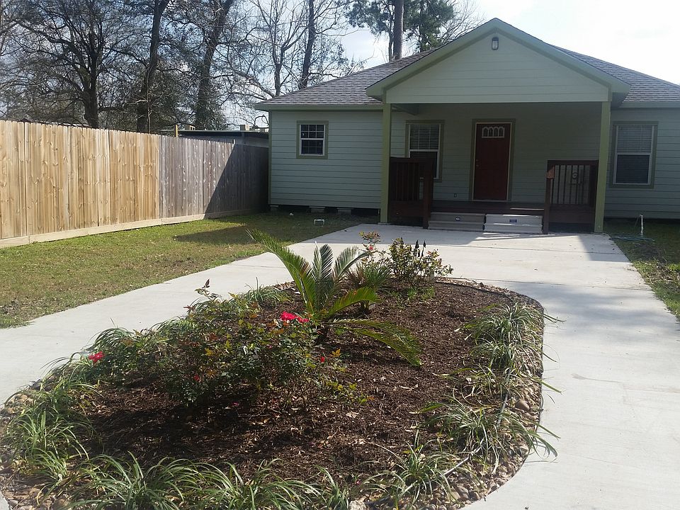 Long drive way with garden 