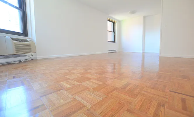 Rented by Manhattan Realty Group | media 2