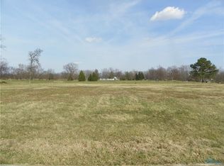 305 Greenbriar Cir, Fremont, OH 43420