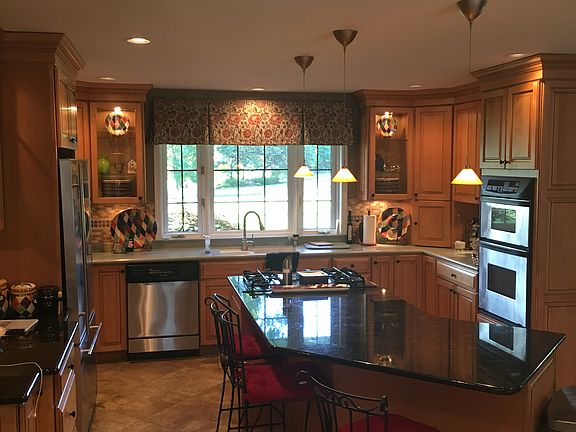 Updated kitchen w/ granite