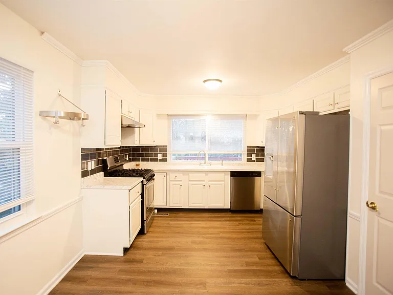 1506 Alberta Dr — Photo 10
