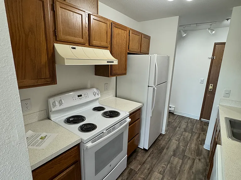 Bryn Mawr Plaza Apartments — Photo 24