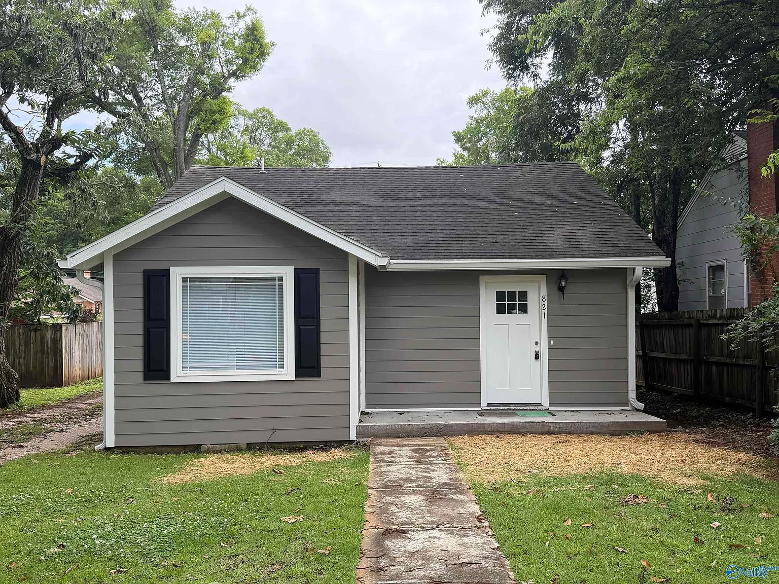 3 bed, 1.0 bath, 960 sqft, $1,300 — Photo 1