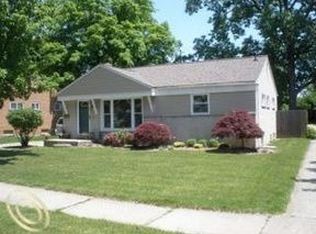 31624 Folkstone Dr, Farmington, MI 48336