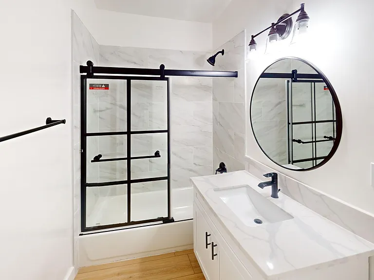 Free Rent Beautiful & Spacious Unit For Rent — Photo 7