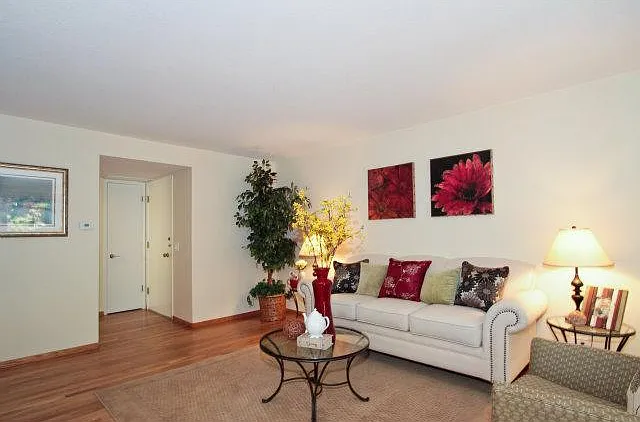 321 Poe St — Photo 5