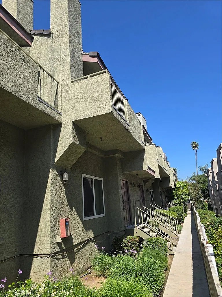 4 bed, 1667 sqft, $4,600 — Photo 2