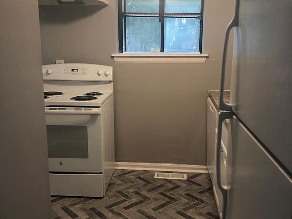 2nd image of 2813 Eaton St #13
