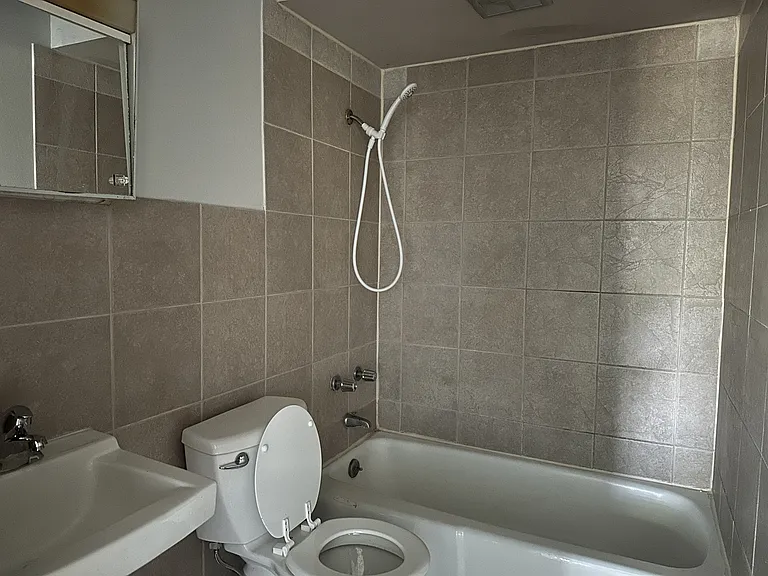 3221 Holiday Dr — Photo 10