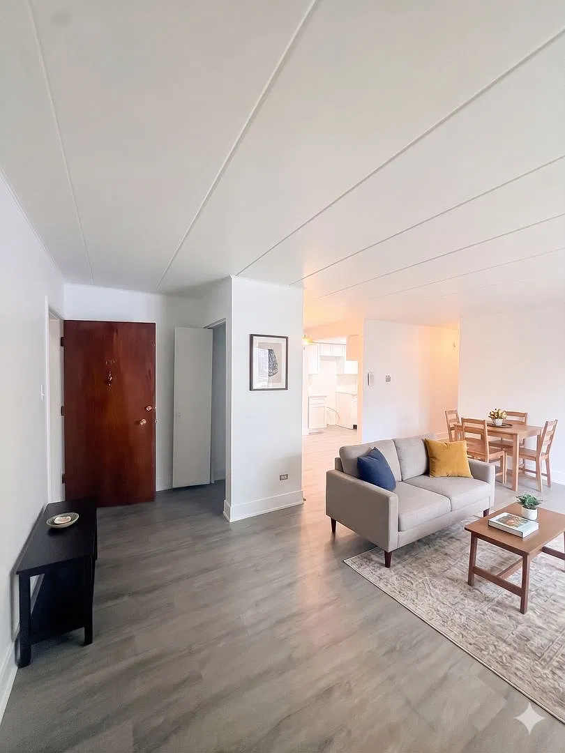 Updated 1 & 2-Bedroom Apartments in Oak Lawn — Photo 4
