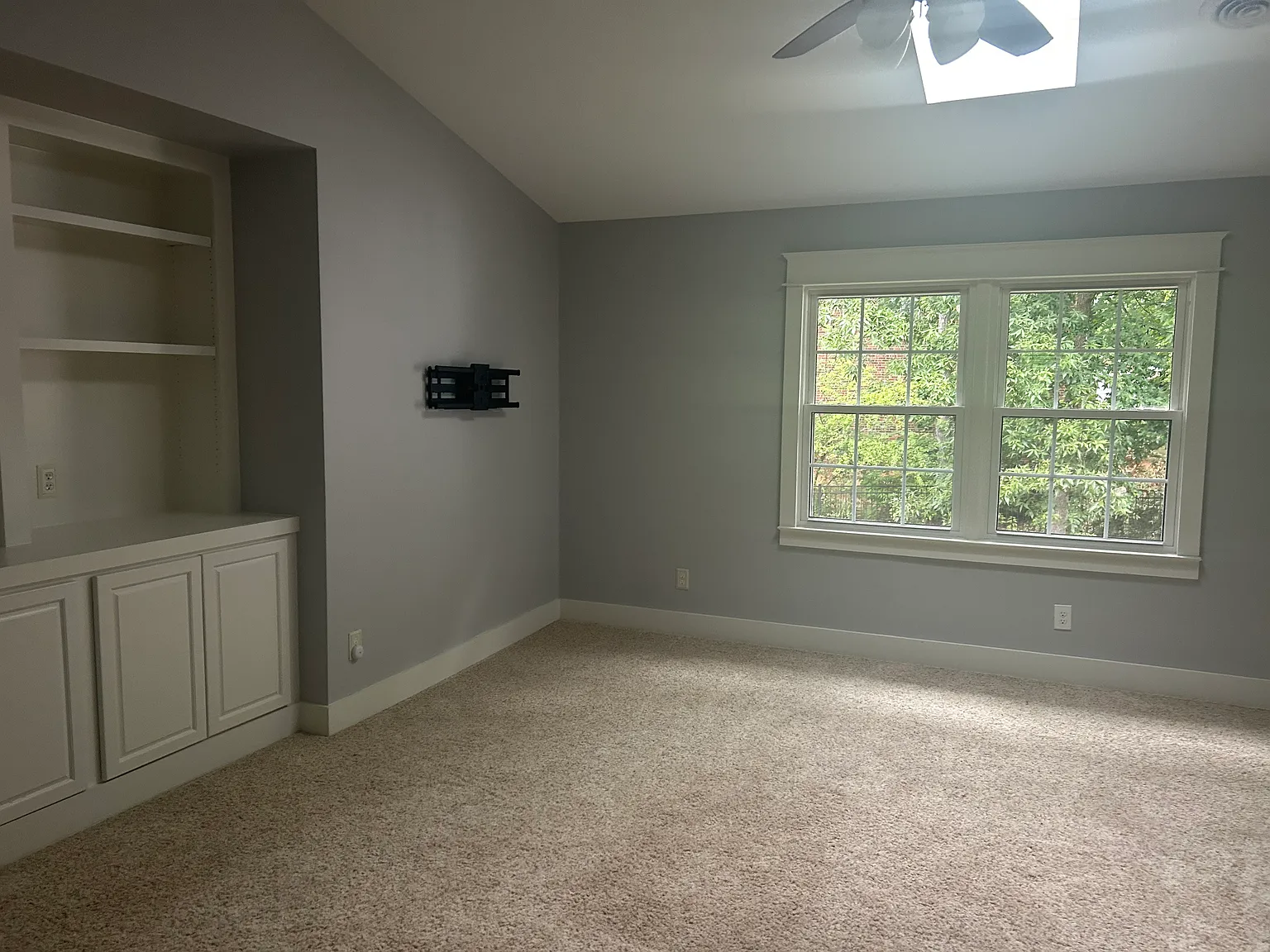 5 bed, 2400 sqft, $3,000 — Photo 3