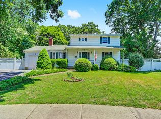 5 Skidmore Ct, North Babylon, NY 11703