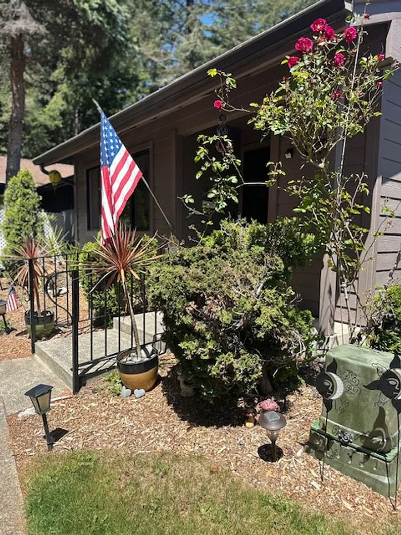 1476 Glenwood Dr — Photo 3