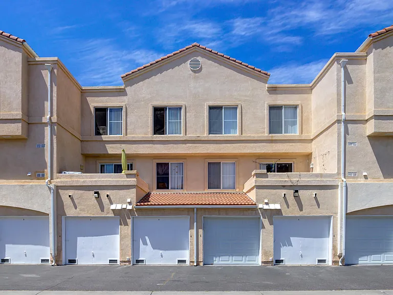 River Ranch Townhomes & Apartments — Photo 52